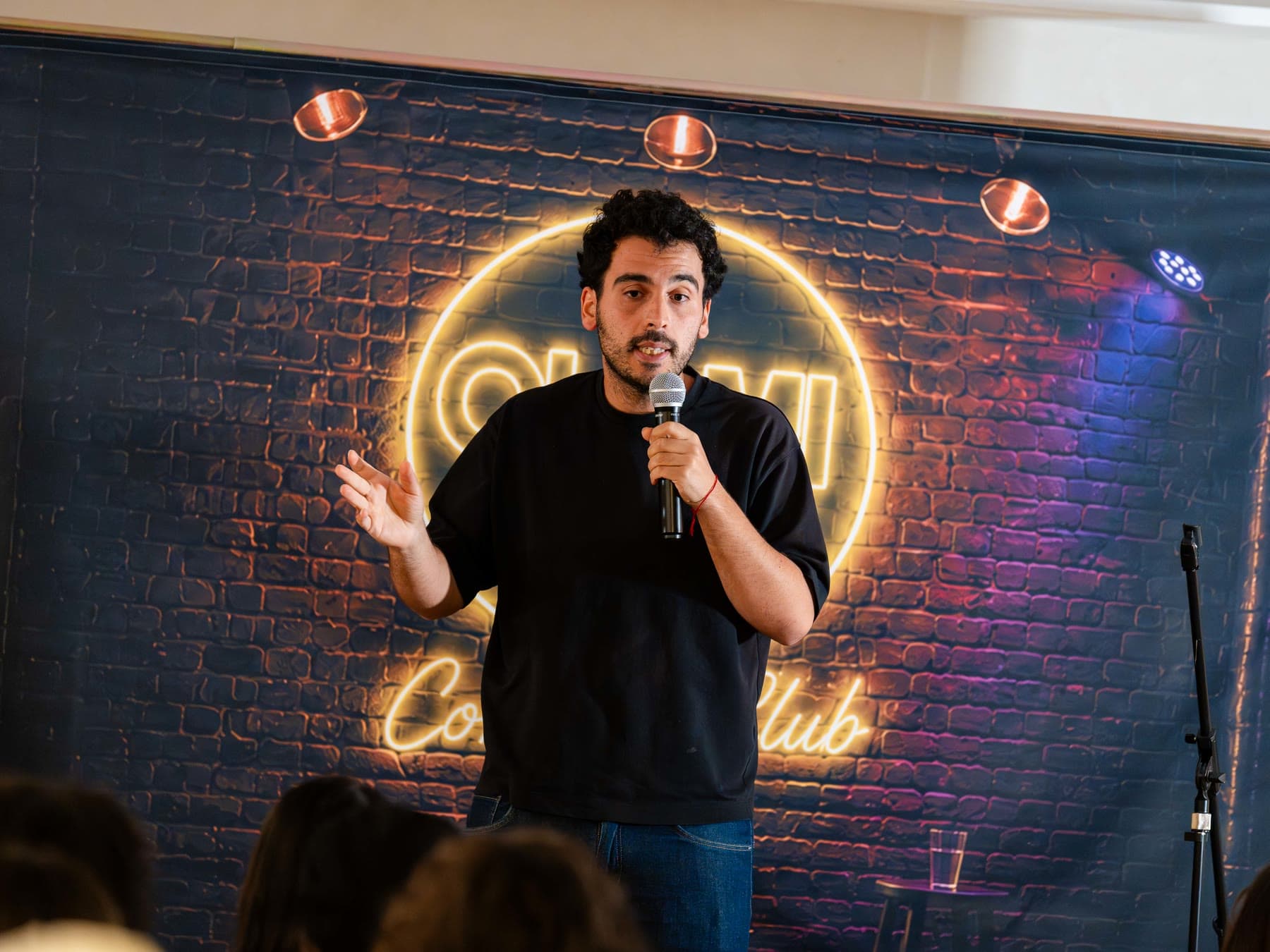 Humoriste au micro sur la scène d'un comedy club
