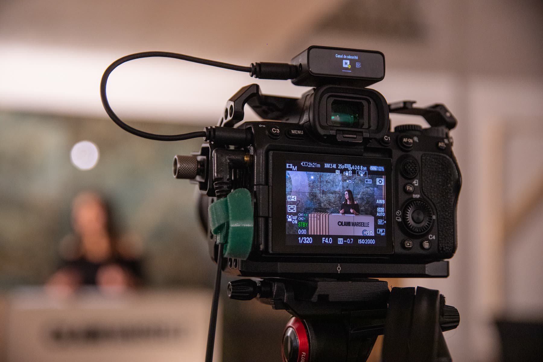 Caméra de tournage filmant une intervention en salle