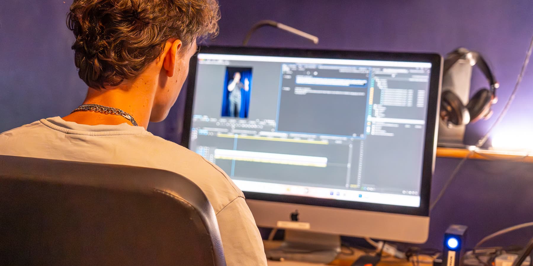 Monteur au travail sur une timeline vidéo