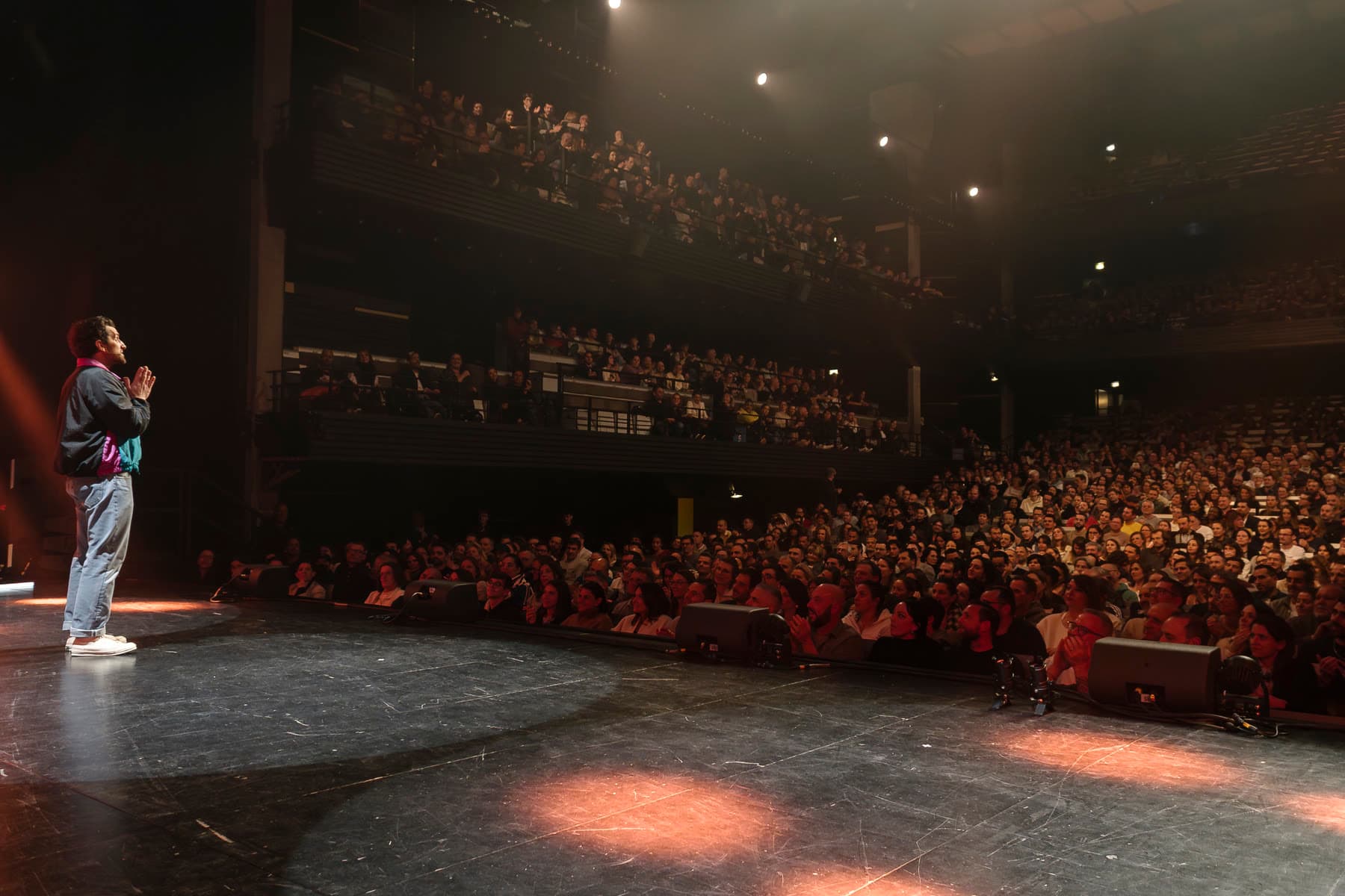 Salle pleine vue depuis la scène