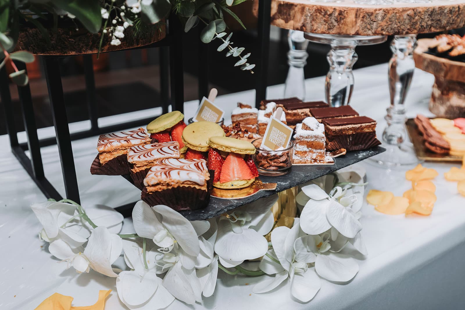Table de desserts dressée pour la réception