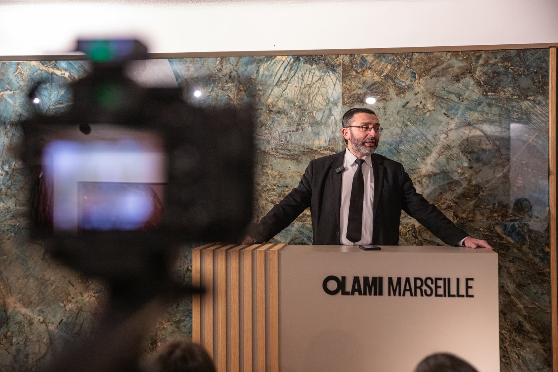 Intervenant au pupitre, filmé pendant une conférence